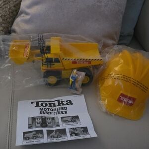 NIB - Tonka Dump Trunk & Safety Hat